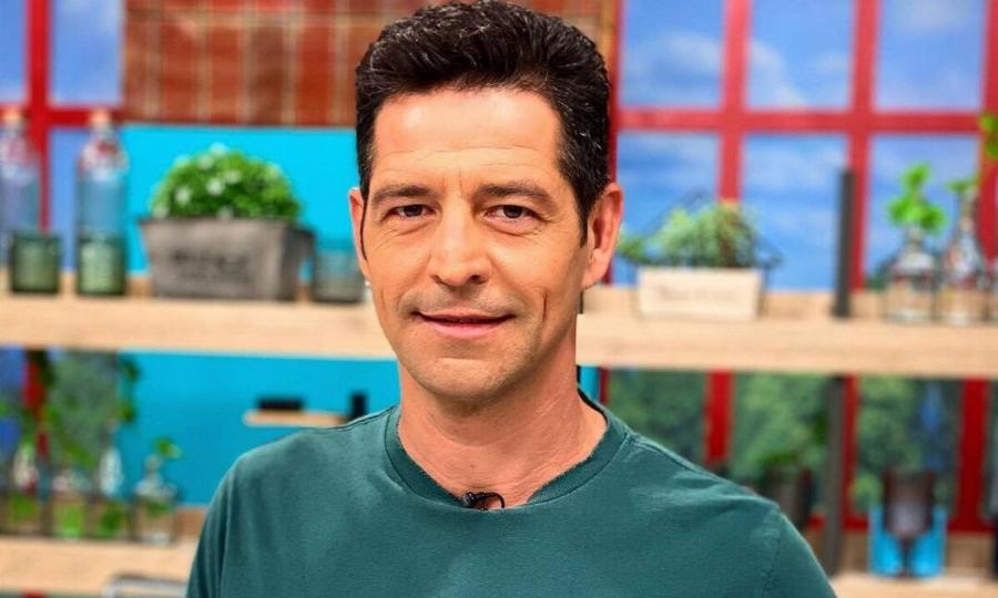 Απόστολος Ρουβάς: Το επίπονο διαζύγιο των γονιών του, η σύγκριση με τον Σάκη, η απώλεια των κιλών και η απόφαση να φύγει από το νησί που μεγάλωσε