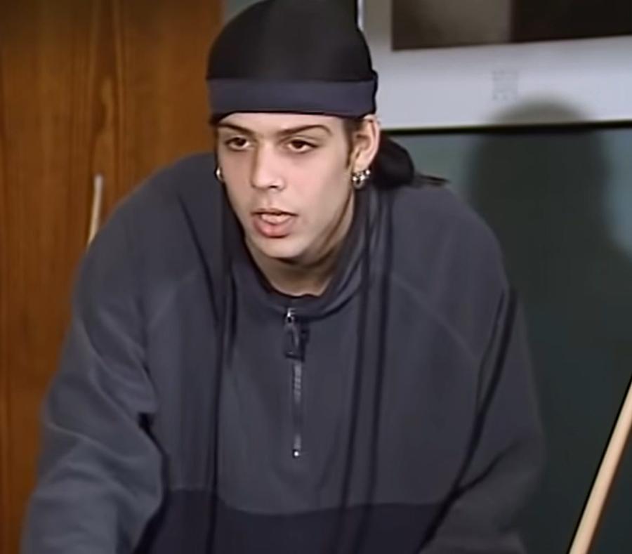 Ούτε ο Λεωνίδας δεν θα τον αναγνώριζε: Θυμάστε τον Αργύρη, τον rapper συμμαθητή του Λεωνίδα από το 10 Λεπτά κήρυγμα; 20 χρόνια μετά και είναι άλλος άνθρωπος