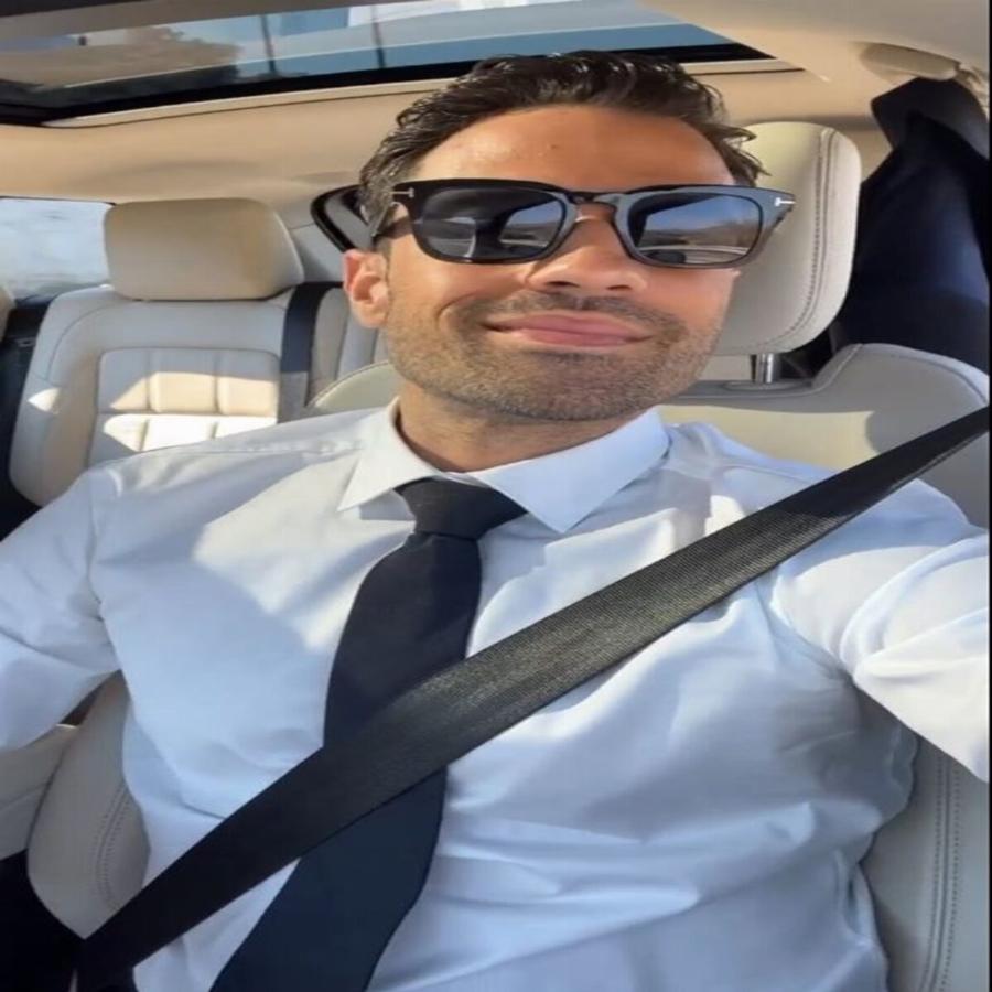 Πιο όμορφος από ποτέ: Η εμφάνιση του Κωνσταντίνου Αργυρού στο γάμο του αδερφού του που έκανε τις γυναίκες να παραμιλάνε