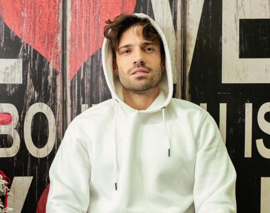 Οι Ελληνίδες τρελένονται για Κωνσταντίνο Αργυρό: Θαυμάστρια του πέταξε σουτιέν στη Χαλκίδα