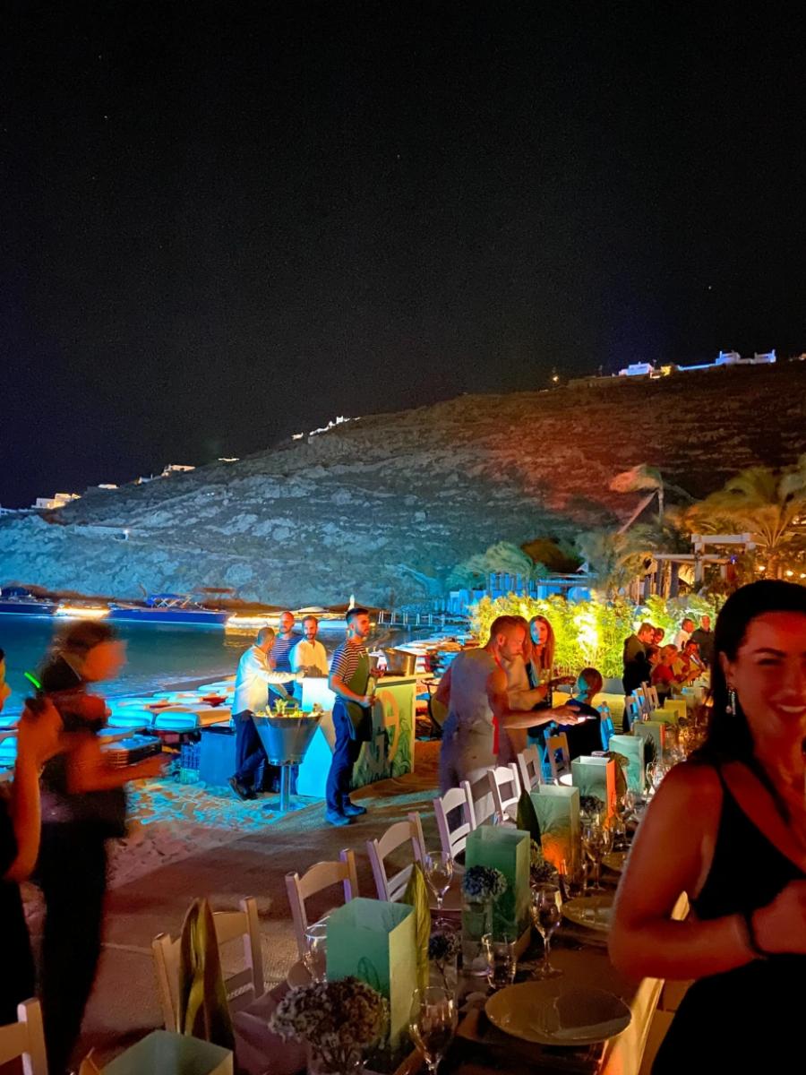 “Άλλη Ελλάδα στη Μύκονο”: Τεράστιο πρόβλημα στο νησί από την έλλειψη σε σαμπάνιες