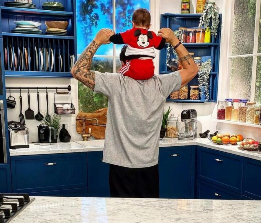 «Έλιωσε» το Ίντερνετ με τον Άκη Πετρετζίκη: Φτιάχνει κουρού με τυρί και κρέμα με τον ενός έτους γιο του, Αχιλλέα σε ένα πολύ τρυφερό στιγμιότυπο