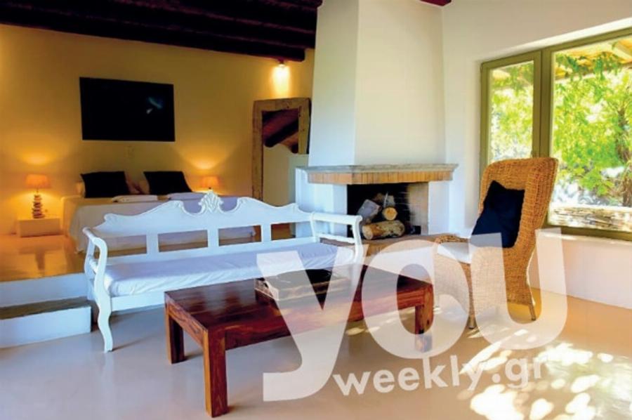 Βγαλμένο από παραμύθι: Φωτογραφίες από το σπίτι της Μενεγάκη και του Παντζόπουλου στην Άνδρο – Έχει μέχρι και αγρόκτημα βιολογικής καλλιέργειας