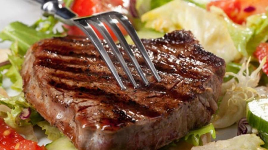 Το λάθος που κάνουμε όλοι: Μην τρυπάτε τις μπριζόλες με το πηρούνι – Ο σοβαρός λόγος που βγαίνουν σκληρές