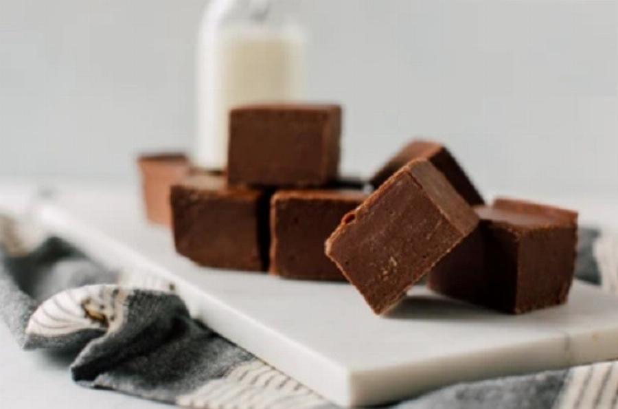 Σοκολάτα που…λιώνει στο στόμα: Παγωμένο γλυκό ψυγείου με σοκολάτα, ζαχαρούχο γάλα και άλλα 2 υλικά