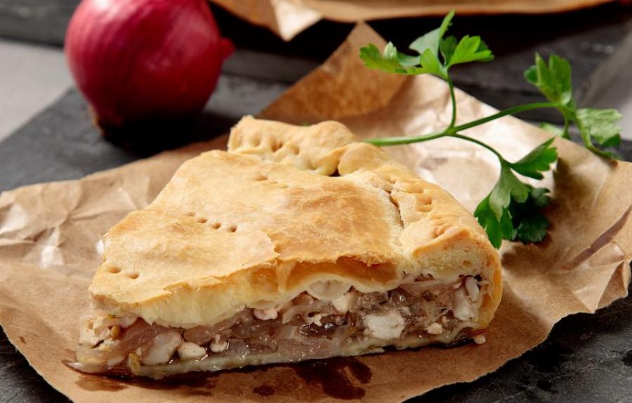 Σκέτη μούρλια: Γιαγιαδίστικη κρεμμυδοτυρόπιτα με χωριάτικο φύλλο και γραβιέρα για το τραπέζι της Κυριακής