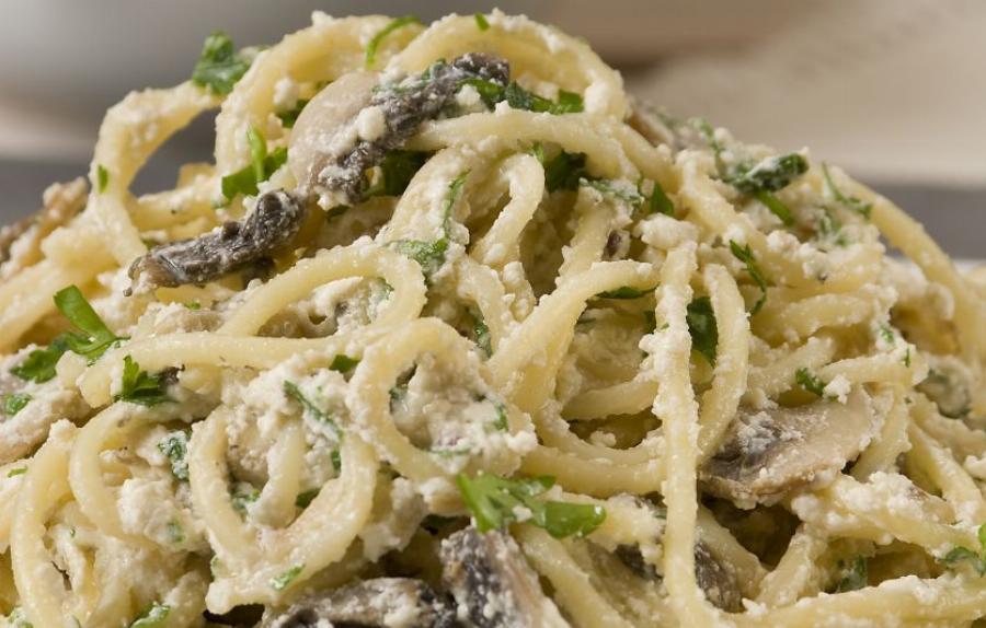 Το μυστικό που κρύβουν οι Ιταλοί: Το έξυπνο κόλπο των σεφ για να «δέσουν» τα μακαρόνια ωραία με κάθε σάλτσα