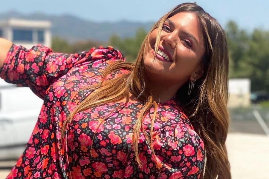 Αμακιγιάριστη και πιο ανέμελη από ποτέ: Η ανάρτηση της Βίκυς Σταυροπούλου με το super mini φόρεμα και το χιουμοριστικό σχόλιο της Δανάης Μπάρκα