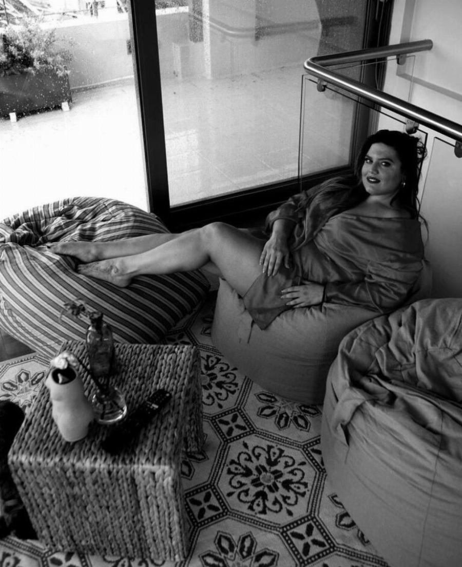 Εντυπωσιακό και μοντέρνο το σπίτι της Δανάης Μπάρκα: Τα μεγάλα παράθυρα, η γωνία με τα πουφ και η ξεχωριστή διακόσμηση