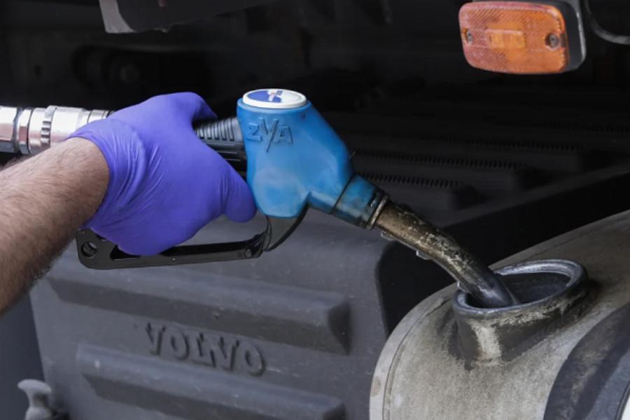 «Μιλούν» ακόμα και για 1,5 ευρώ το λίτρο: Πρόβλεψη για ελεύθερη πτώση στην τιμή της βενζίνης – Ποτέ θα τη δούμε