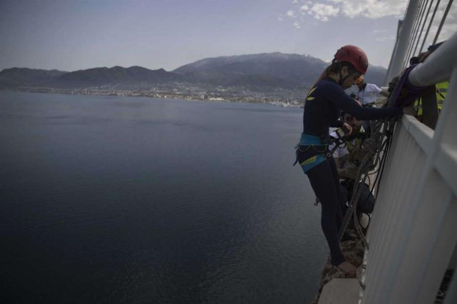 Χόρεψε στον αέρα: Ελληνίδα χορεύτρια κρεμάστηκε από την γέφυρα Ρίου-Αντιρρίου και άρχισε να χορεύει αιωρούμενη