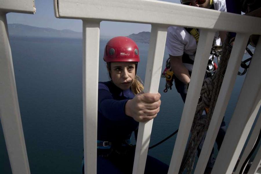 Χόρεψε στον αέρα: Ελληνίδα χορεύτρια κρεμάστηκε από την γέφυρα Ρίου-Αντιρρίου και άρχισε να χορεύει αιωρούμενη