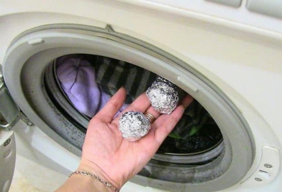 Πήρε μια μπάλα αλουμινόχαρτο και την έβαλε στο πλυντήριο ρούχων – Το αποτέλεσμα; Δεν έχετε δει πιο αστραφτερά ρούχα