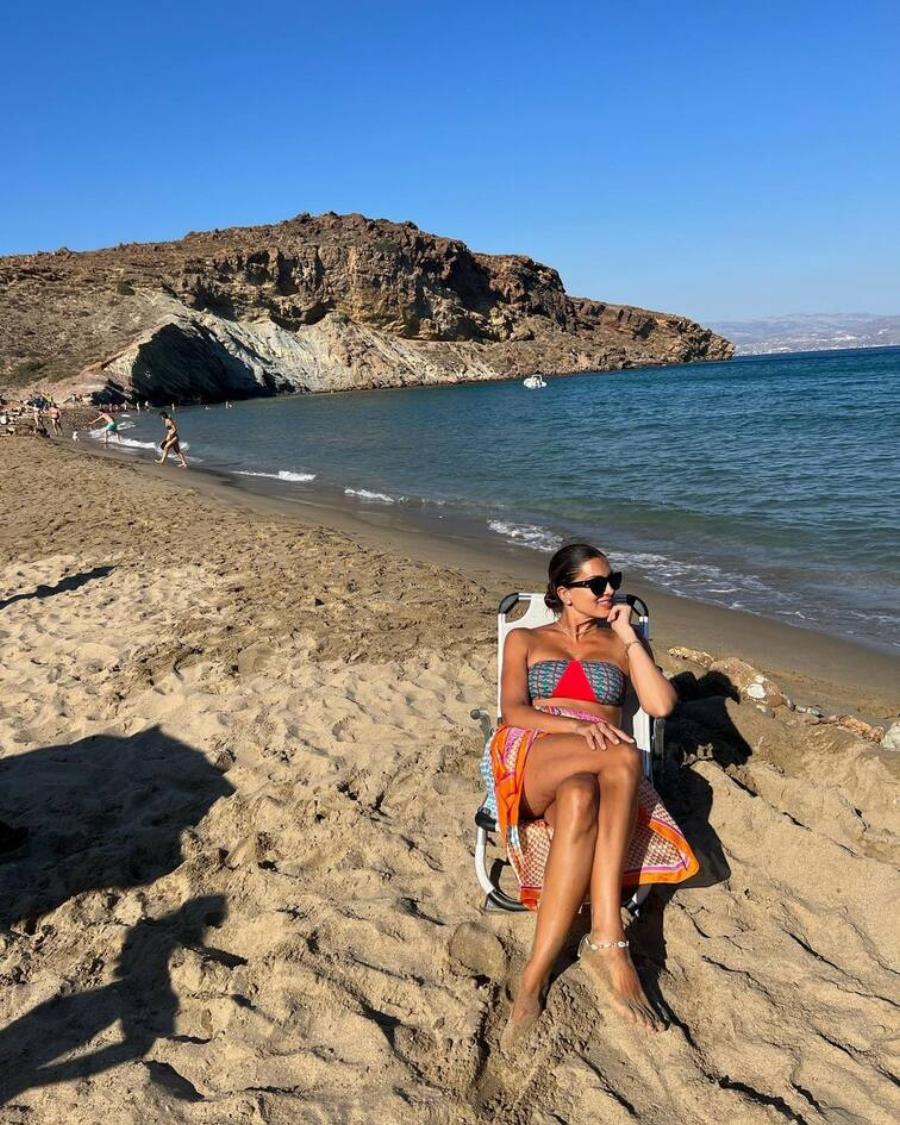 Αψεγάδιαστη μετά από 3 γέννες: Η Σταματίνα Τσιμτσιλή ποζάρει χωρίς ρετούς μόνο με το μπικίνι της