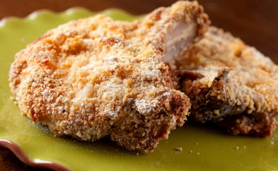 Γευστικό θαύμα: Μπριζόλες πανέ στο τηγάνι αρωματισμένες με θυμάρι μόνο για καλοφαγάδες