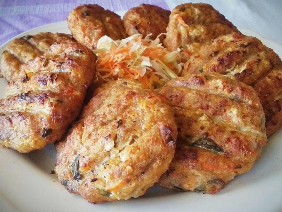 Η συνταγή για καλοφαγάδες: Λαχταριστά μπιφτέκια κοτόπουλου με παρμεζάνα και σιμιγδάλι – Αφράτα και ζουμερά σαν λουκούμι