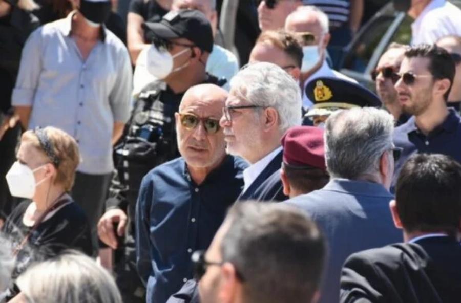 Σκηνές αρχαίας τραγωδίας στην κηδεία του 49χρονου πιλότου: Ανείπωτος θρήνος – Κατέρρευσε η μητέρα του όταν έφτασε η σορός του