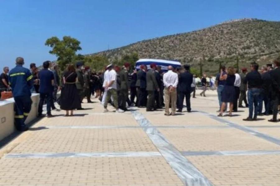 Σκηνές αρχαίας τραγωδίας στην κηδεία του 49χρονου πιλότου: Ανείπωτος θρήνος – Κατέρρευσε η μητέρα του όταν έφτασε η σορός του