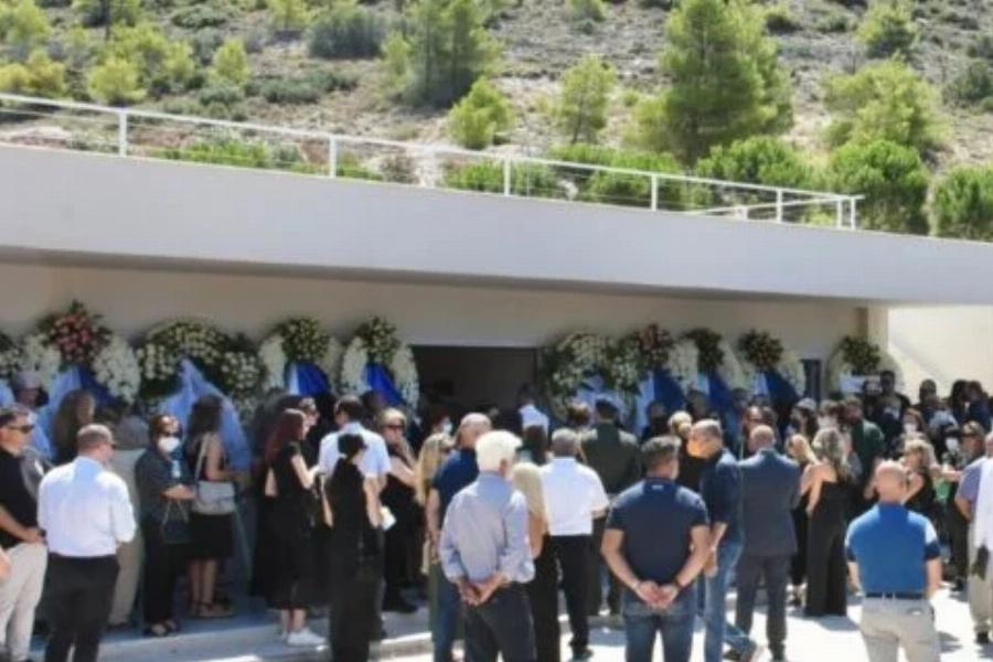 Σκηνές αρχαίας τραγωδίας στην κηδεία του 49χρονου πιλότου: Ανείπωτος θρήνος – Κατέρρευσε η μητέρα του όταν έφτασε η σορός του