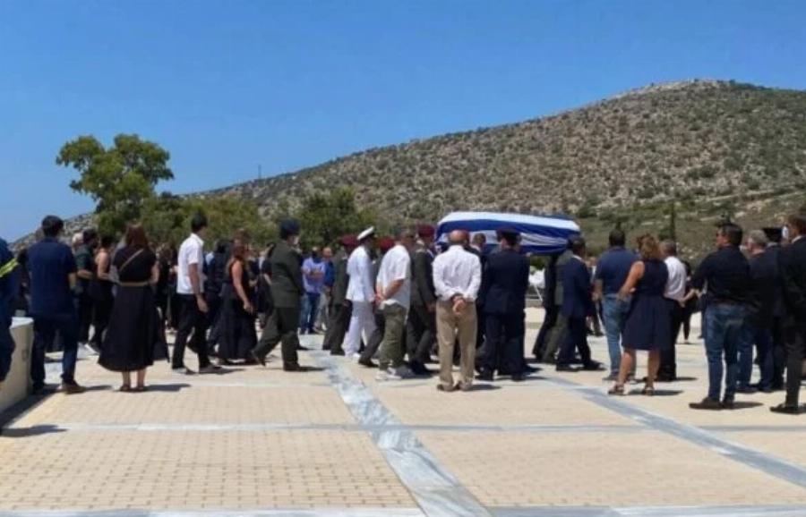Σκηνές αρχαίας τραγωδίας στην κηδεία του 49χρονου πιλότου: Ανείπωτος θρήνος – Κατέρρευσε η μητέρα του όταν έφτασε η σορός του