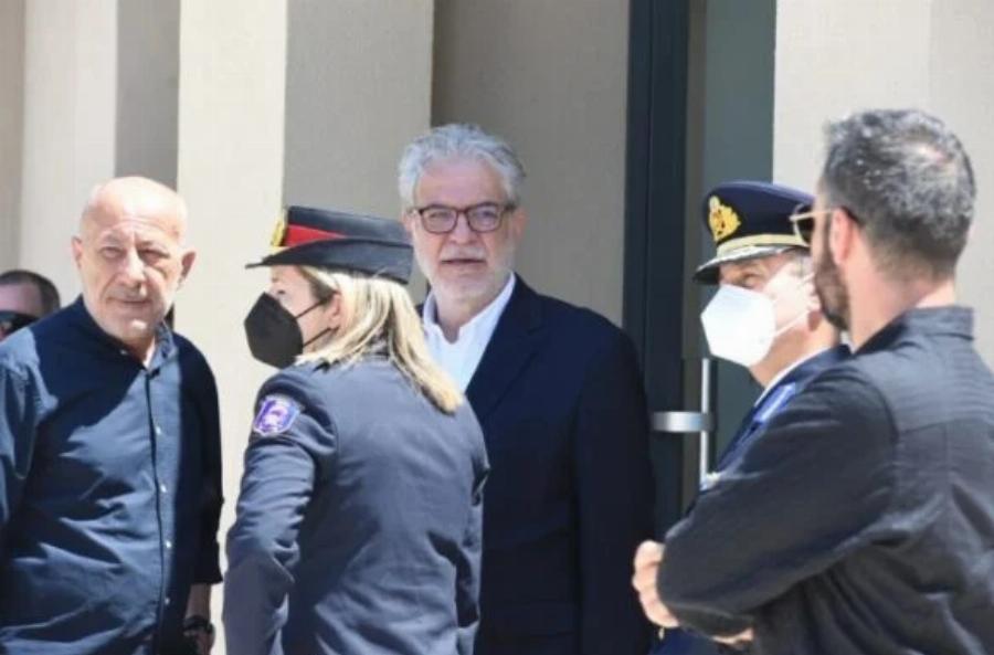 Σκηνές αρχαίας τραγωδίας στην κηδεία του 49χρονου πιλότου: Ανείπωτος θρήνος – Κατέρρευσε η μητέρα του όταν έφτασε η σορός του