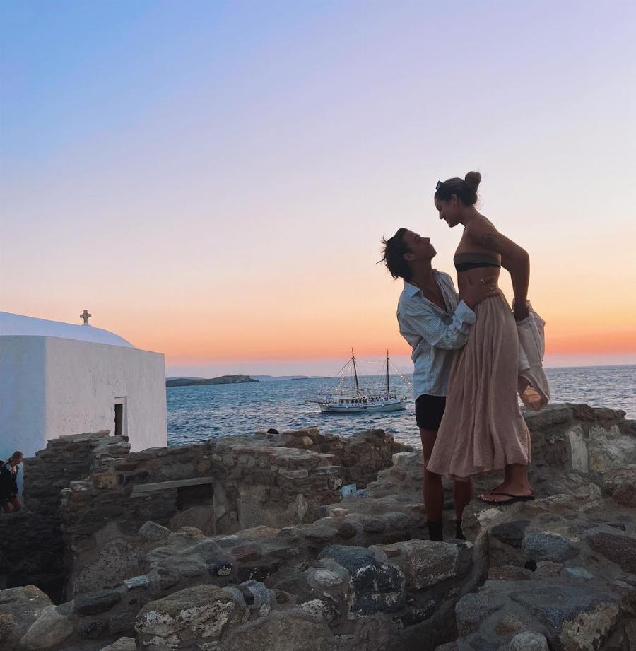Πιο ερωτευμένη από ποτέ στη Μύκονο: Οι πόζες της Δανάης Λιβιεράτου με τον σύντροφό της Pablo Miller