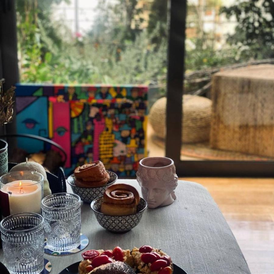 Εντυπωσιακό και μοντέρνο το σπίτι της Δανάης Μπάρκα: Τα μεγάλα παράθυρα, η γωνία με τα πουφ και η ξεχωριστή διακόσμηση