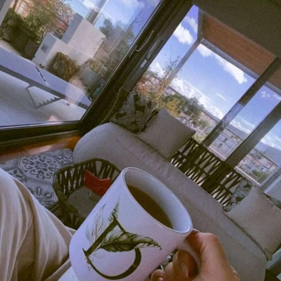 Εντυπωσιακό και μοντέρνο το σπίτι της Δανάης Μπάρκα: Τα μεγάλα παράθυρα, η γωνία με τα πουφ και η ξεχωριστή διακόσμηση