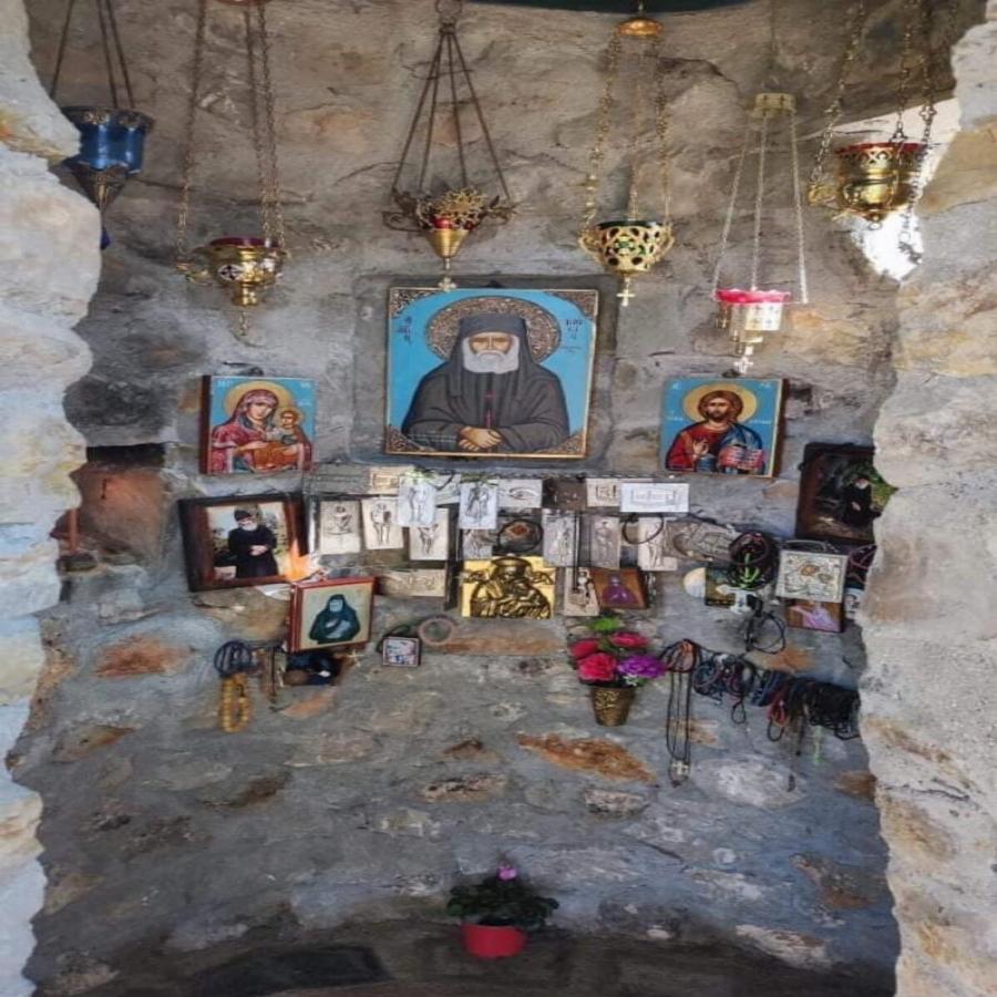 Η κρυμμένη Δεντροκκλησιά του Αγίου Παϊσίου: Το εντυπωσιακό εκκλησάκι μέσα σε δέντρο στο χωριό Αγία Βαρβάρα της Κόνιτσας