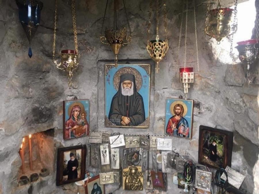 Η κρυμμένη Δεντροκκλησιά του Αγίου Παϊσίου: Το εντυπωσιακό εκκλησάκι μέσα σε δέντρο στο χωριό Αγία Βαρβάρα της Κόνιτσας