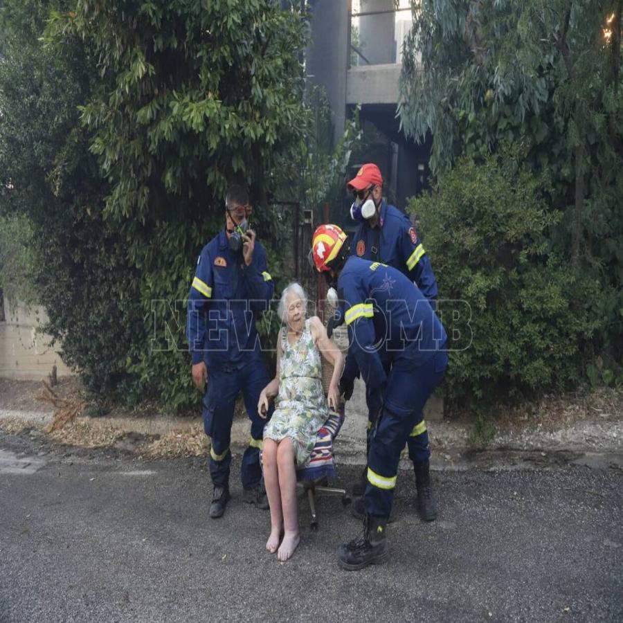 Ήρωες πυροσβέστες έσπασαν την πόρτα και έσωσαν ηλικιωμένη από την φωτιά στην Πεντέλη