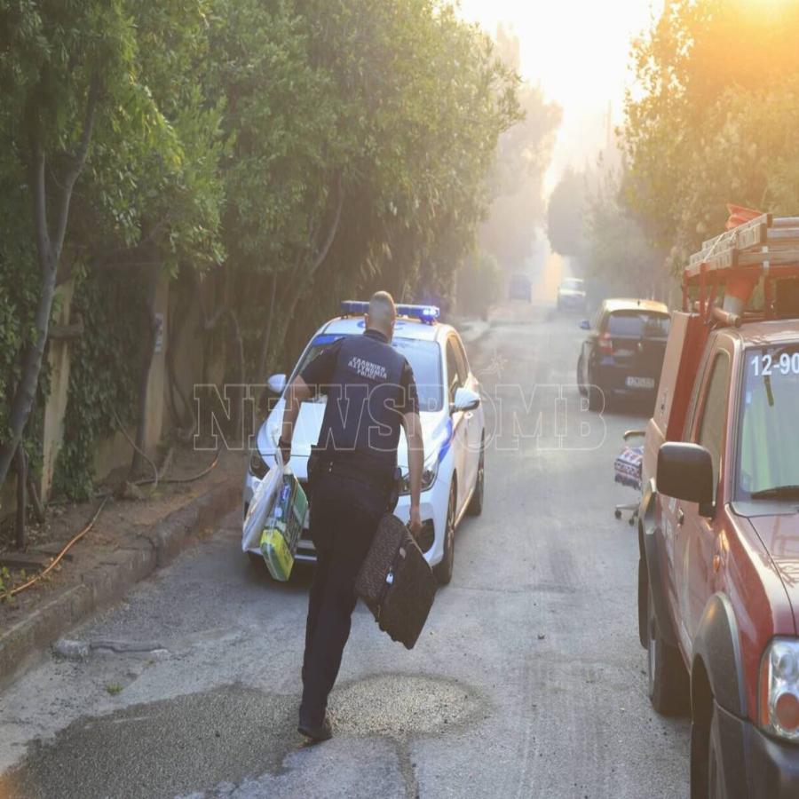 Ήρωες πυροσβέστες έσπασαν την πόρτα και έσωσαν ηλικιωμένη από την φωτιά στην Πεντέλη