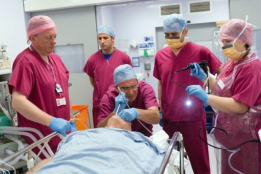 Δημήτρης Κυπαρισσόπουλος: Ο Έλληνας γιατρός που σώζει κόσμο από καρκίνο του πνεύμονα με θαυματουργή μέθοδο