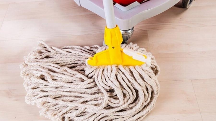 Σφουγγάρισμα με διάρκεια: Το έξυπνο κόλπο με το λεμόνι για μοσχομυριστό σπίτι