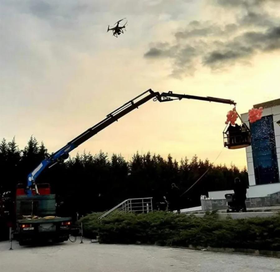 Συγκλονιστικές εικόνες από την Δράμα: Παππούς, τους πήγε επισκεπτήριο στο μαιευτήριο με τον Γερανό του