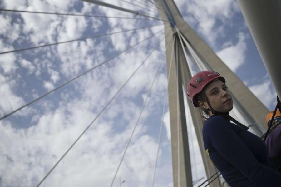 Χόρεψε στον αέρα: Ελληνίδα χορεύτρια κρεμάστηκε από την γέφυρα Ρίου-Αντιρρίου και άρχισε να χορεύει αιωρούμενη