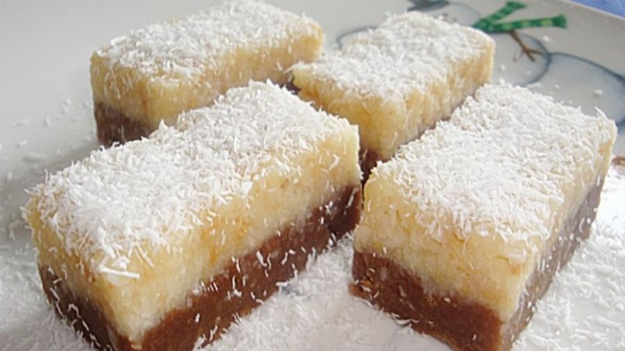 Παραδεισένιο γλύκισμα: Γλυκό ψυγείου με πλούσια κρέμα ινδοκάρυδο και μπισκοτένια βάση – Ελαφρύ και δροσερό για τις ζεστές ημέρες του καλοκαιριού