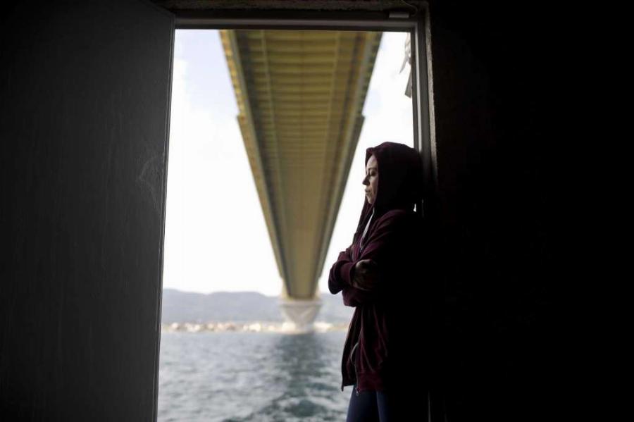 Χόρεψε στον αέρα: Ελληνίδα χορεύτρια κρεμάστηκε από την γέφυρα Ρίου-Αντιρρίου και άρχισε να χορεύει αιωρούμενη