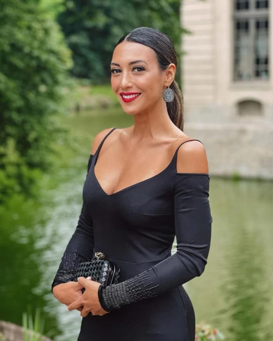 Πανέμορφη σε κάστρο της Γαλλίας: Η οσκαρική εμφάνιση της Ευγενίας Σαμαρά σε γάμο – Με ονειρική μαύρη τουαλέτα