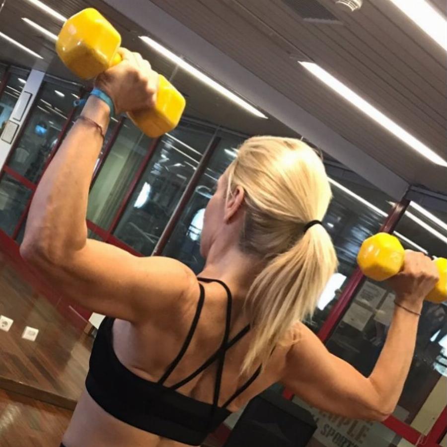 Έχει το πιο γυμνασμένο σώμα στην Ελλάδα: Η σύζυγος του Σεφερλή είναι 54 ετών αλλά δείχνει 20