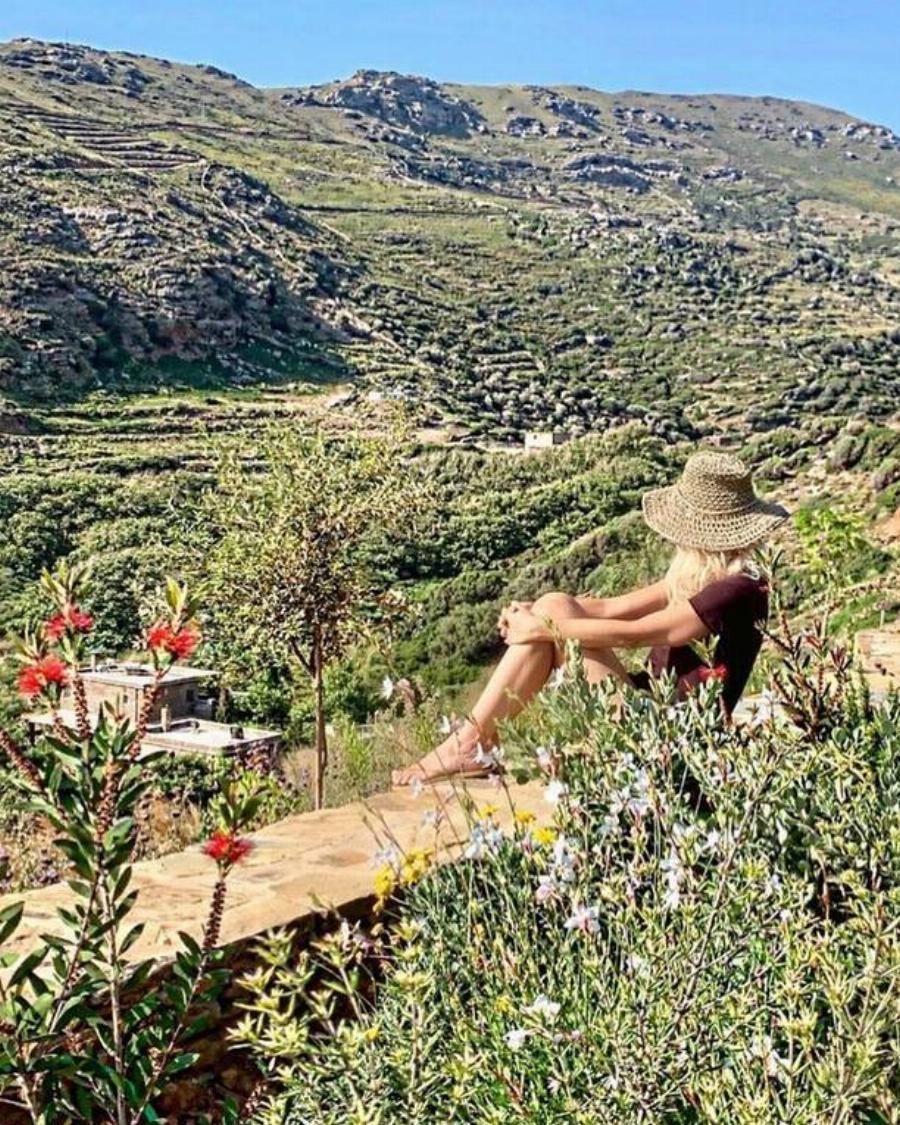 Πιο λαμπερή από ποτέ: Η Ελένη Μενεγάκη έπαθε Μανταλένα και αφήνει για λίγο τις διακοπές της