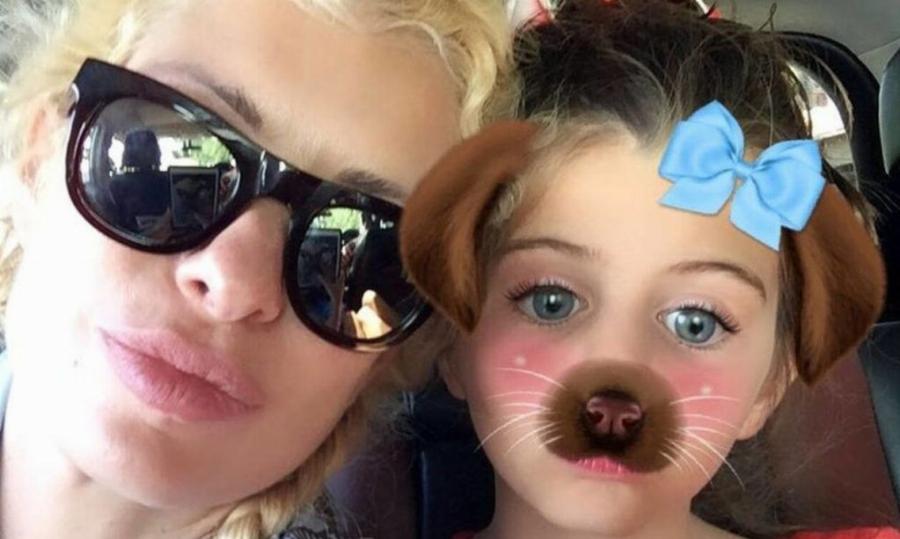 «Είναι ίδια εγώ»: Η Ελένη Μενεγάκη έχει μόνο μία σωσία και αυτή είναι η 14χρονη Βαλέρια – Μαμά και κόρη μοιάζουν σαν δύο σταγόνες νερό