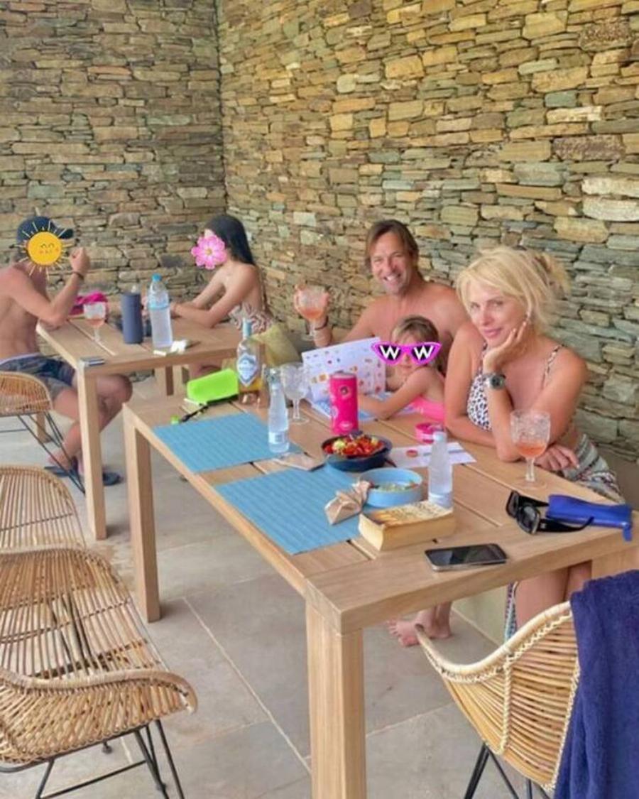 Τρισευτυχισμένοι Μενεγάκη – Παντζόπουλος: Μεγάλο και χλιδάτο γλέντι στα Άχλα για την Μαρίνα τους