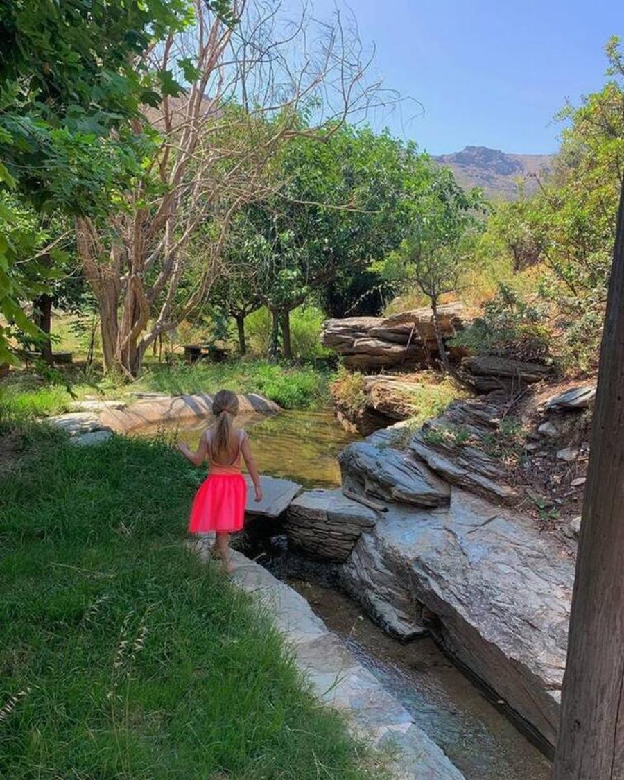 Τρισευτυχισμένοι Μενεγάκη – Παντζόπουλος: Μεγάλο και χλιδάτο γλέντι στα Άχλα για την Μαρίνα τους