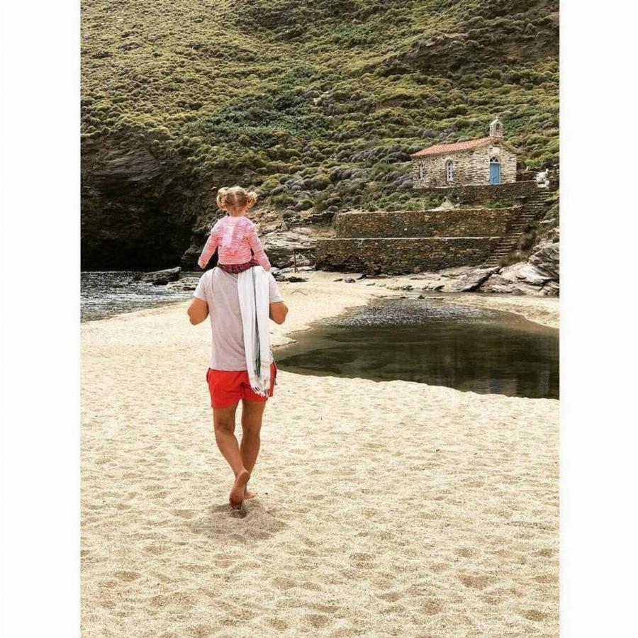 Τρισευτυχισμένοι Μενεγάκη – Παντζόπουλος: Μεγάλο και χλιδάτο γλέντι στα Άχλα για την Μαρίνα τους