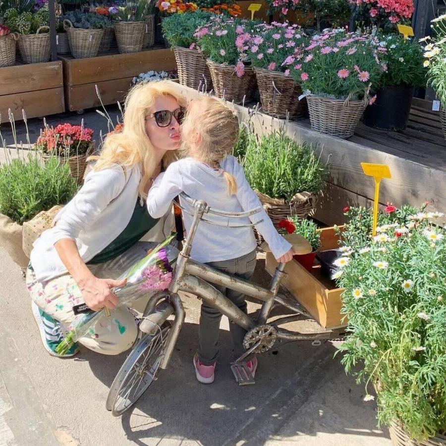 Τρισευτυχισμένοι Μενεγάκη – Παντζόπουλος: Μεγάλο και χλιδάτο γλέντι στα Άχλα για την Μαρίνα τους