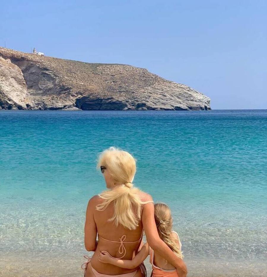 Τρισευτυχισμένοι Μενεγάκη – Παντζόπουλος: Μεγάλο και χλιδάτο γλέντι στα Άχλα για την Μαρίνα τους