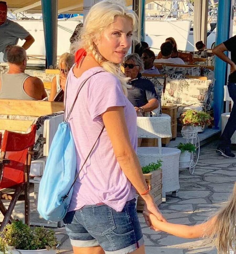 Τρισευτυχισμένοι Μενεγάκη – Παντζόπουλος: Μεγάλο και χλιδάτο γλέντι στα Άχλα για την Μαρίνα τους