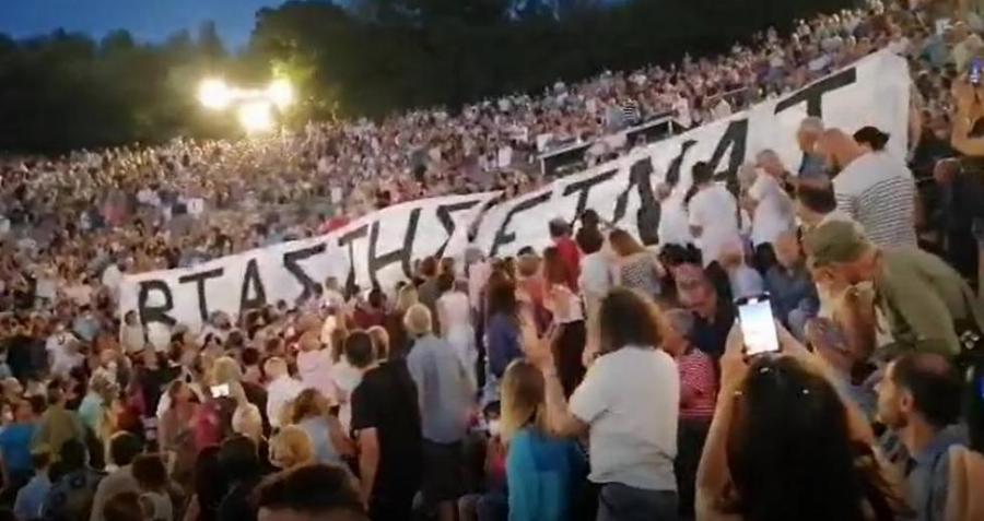 Κάνει το γύρο του Διαδικτύου: Σήκωσαν πανό κατά του Δημήτρη Λιγνάδη στο Αρχαίο Θέατρο της Επιδαύρου