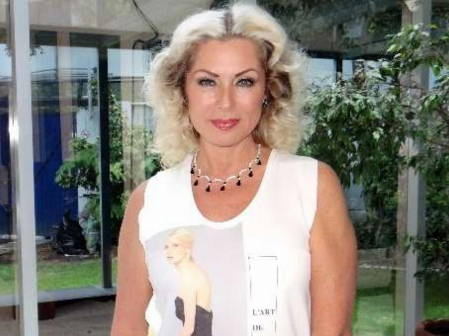 Εσμεράλντα: Η πρωταγωνίστρια της ομώνυμης σειράς με τα πράσινα μάτια, είναι κατάξανθη και εντυπωσιακή στα 50 της